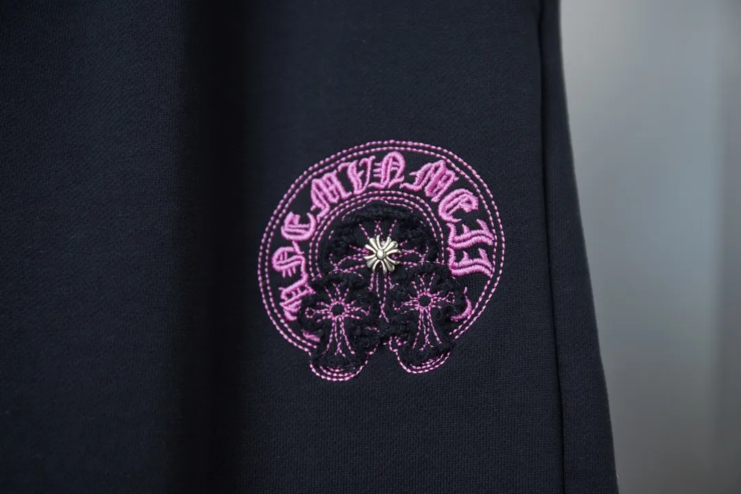 🅿️210 Ch*ome Hearte 2025ss new shorts Honbu patch pink embroidered shorts light luxury essential item for daily commuting for men and women Correct version Welcome to compare Detailed features · Made of 380g pure cotton health cloth fabric · Imported Tajima machine embroidery Honbu patchwork pink embroidered shorts with pink contrasting thread • Ready-made clothes are washed, worn and handmade • Hand-sewn Ch*ome Hearte hardware · Mold customization of the original logo-engraved hanging clock · Loose-waisted trousers · Double-needle stitching across seams · Original main mark, washed tag, moisture-proof paper packaging Color: Black/White Size: S M L XL